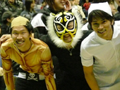 仮装で入場！左から中西、池田、福井選手