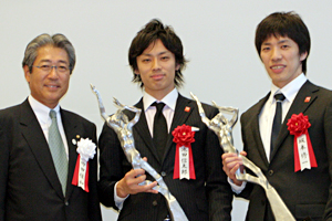 JOC・竹田恒和会長より純銀トロフィーなどが授与されました