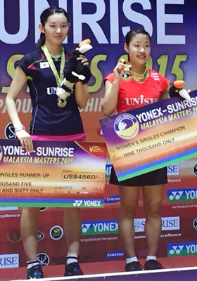 女子シングルス優勝の奥原希望（右）と準優勝の高橋沙也加