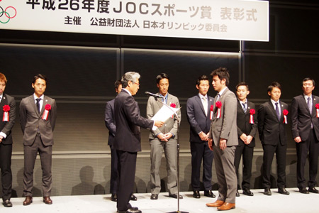 JOC竹田会長より表彰状を受け取るトマス杯日本男子代表チームキャプテンの早川賢一選手